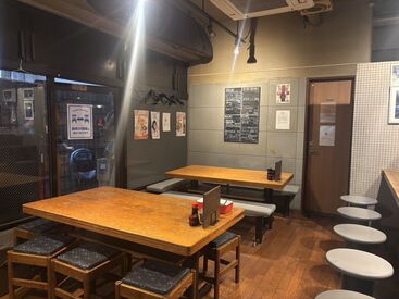 カウンター&テーブルの温かみのある店内♪
席数も多くはないため、とても働きやすい環境です!