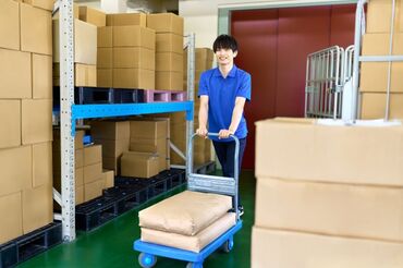 サーキュラス大阪 輸入食材の荷下ろしスタッフ募集！毎週金曜9～12時、日給5,000円。副業・学生歓迎、未経験OK。簡単作業で即スタート！