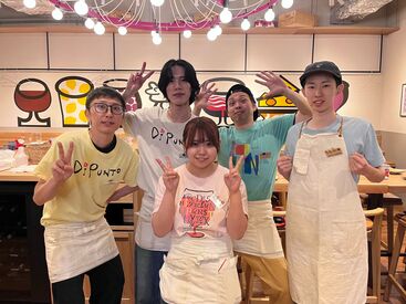 天神のド真ん中という好⽴地で、
生ハムや手作りピザなどのが楽しめる女性に人気のワイン酒場です★