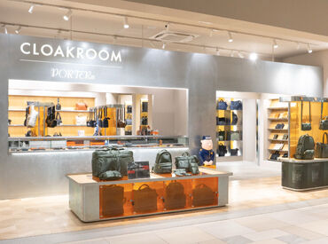 CLOAKROOM by PORTERららぽーと福岡店[8424] "職場の雰囲気"も自慢の一つ♪
スタッフ同士の仲が良く
和気あいあいと楽しく働いていますよ◎
welcome精神でお待ちしてます！