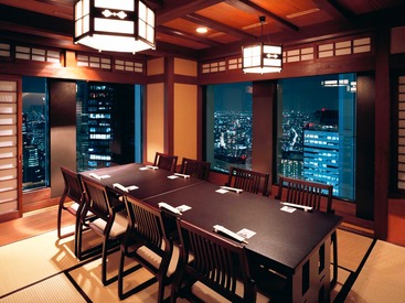 落ち着いた空間で、心のこもったおもてなしを。
高層階から眺める夜景に、思わずうっとりする職場です。
