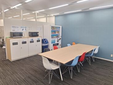 充実の設備!!
●休憩室・電子レンジ・冷蔵庫・自動販売機、ロッカー完備
●無料で使える専用のウォーターサーバーあり
