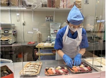 鮮魚山助　静岡店 主婦さん活躍中♪
ほとんどの方が未経験からスタート◎
安心して始められます！