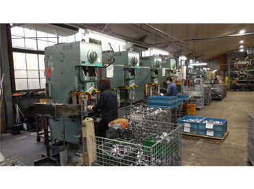 資格や経験がなくても挑戦できます!
ものづくりやコツコツ作業が好きな方、
接客が苦手…という方にオススメのお仕事です♪