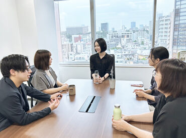 先輩スタッフがしっかりサポート◎困ったときはすぐに相談できるので、初めてでも安心して働けます♪