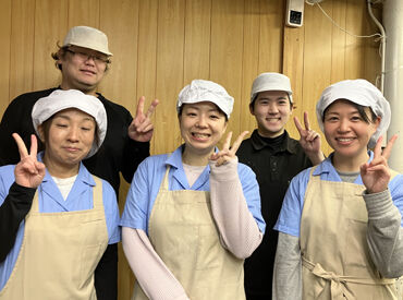 三鳩化学工業株式会社 30代・40代が多く活躍中の職場◎
明るく優しい先輩がいっぱい♪
未経験でも安心して始められますよ！