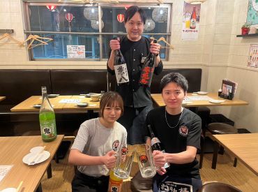 わすれん棒オニガシマ赤羽店 わすれん棒オニガシマ赤羽店でスタッフ大募集！
真ん中にいるのが面接を行う店長さんです！
まかないは店長さんが作ります♪