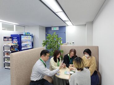社員が近くにいるから質問しやすい◎
分からないことがあってもすぐに声をかけられます。
未経験からスタートする方も安心です！