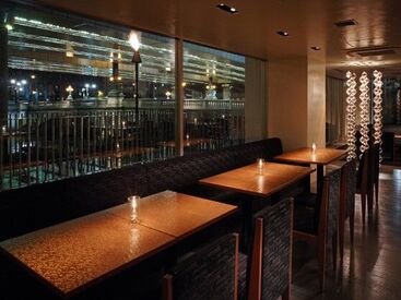 ニホンバシイチノイチノイチ／【017】 人気の川沿いのテラス席は雰囲気ばっちり◎
暗くなれば綺麗な夜景も楽しめちゃいます♪