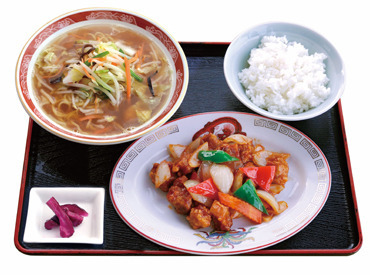 ホール/キッチン両職種で募集中!人と話すのが好きな人も、
裏方で働きたい方も、大歓迎です!