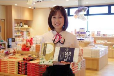 諏訪湖サービスエリア　上り線 売店では信州のお土産や各種定番商品を販売しています。