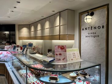 季節のケーキや、プチかわいい焼き菓子etc…スイーツに囲まれてのお仕事はトキメキの毎日*甘いもの好きにはたまりません!!