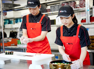 銀のさら・釜寅　くまなん店 初日はストアツアーからスタート♪
流れを覚えればとっても簡単！
みんなで協力するのでキッチン初挑戦でも心配ナシ◎