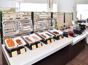 「人と接することが好き」
「接客を基本から学びたい」
⇒そんな方、大歓迎です！
将来役立つ接客スキルが身に付きます！