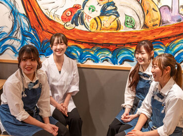 蝶ネクタイ×デニムエプロンで
カジュアルな制服がかわいい★
嬉しいまかないあり⇒節約できる◎