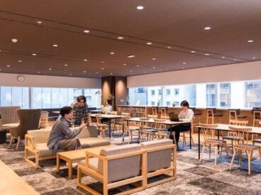 【9：30～18：30】の実働8時間！
フルタイム勤務で安定収入を得られます。 
長期休みも充実♪