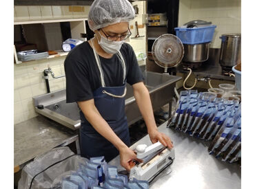 株式会社もずキム　沖縄本社工場 全国でリピーター多数のもずくを製造！
お客様の笑顔や喜びの声を想像しながら、
心を込めて丁寧に製造していきましょう♪