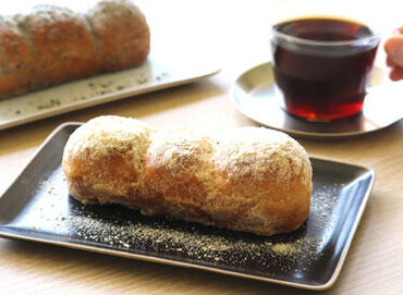 道産の食材を中心に使用したスイーツやお食事を提供する【和モダンCafe】
全席ソファー席の落ち着きのある店内♪