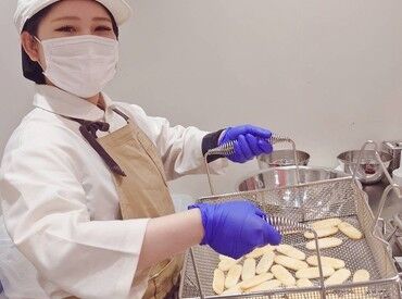 ハッピーターンを作るのは、そう！あなた！
あの秘密の粉をかけて完成♪
出来立てはいつもに増してとっても美味しいですよ◎