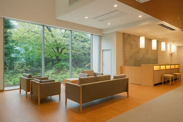 \夜勤は1回で1.8万円!/
お客様対応時間が決まっているので慌ただしさゼロ
仮眠時間もきちんとあるので負担も少なめと好評◎