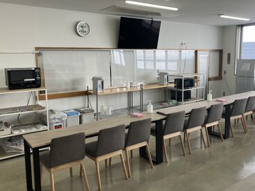 上記お写真は休憩室です！
お弁当を持ってこられる方が多く、保管できるように冷蔵庫やレンジ等が置いてあります♪