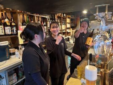 毎日冗談が飛び交う職場♪
常連さんから一杯ごちそうになって一緒に乾杯したり、
アットホームな雰囲気も◎