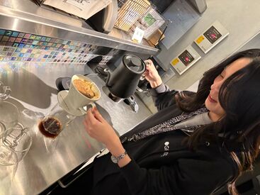 コーヒーは1杯まで無料★
コーヒー豆から挽いてドリップ出来ます♪
快適環境で事務ワーク♪