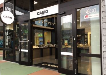 カシオマーケティングアドバンス株式会社　※勤務地：鳥栖プレミアムアウトレット内 ＼希望収入でシフト調整OK◎／
週4日の勤務で約17万6000円の収入！