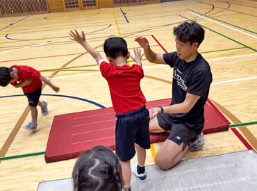 「先生、できた～！」
子どもたちの小さな成長を見守るお仕事です♪
できることが増えたら一緒にガッツポーズ★
