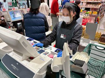 レジは自動釣銭機だから、
「お釣り間違えた…」そんな心配もいりません!
はじめは先輩がフォローするので安心してくださいね♪