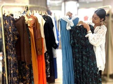 ＼オシャレ好きさん歓迎／
社割でお洋服が最大半額に！
髪型やネイル自由◎お店に合ったお洒落を楽しもう♪