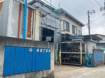 オシャレも自由に楽しめる！
ピアスやネイル・カラコン・まつエクも◎
髪の色がピンクの人もいます♪