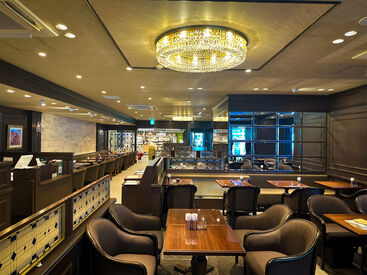 シックでオシャレな制服は活躍中のスタッフからも大人気！長く愛され続ける憧れのお店でアルバイトデビューしませんか？