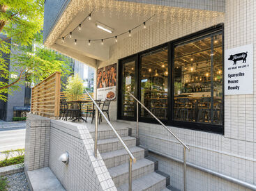 スペアリブハウス Howdy（ハウディ） 新宿御苑前店　※2026年9月オープン 人気のアメリカンダイナー☆*
スタイリッシュで"写メも映える"雰囲気◎
週1日・2時間～◎新しい店舗で気持ちよく働けるのも魅力*