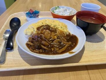 キレイなオフィスで快適に働けます♪
おトクな社員食堂も利用可能◎