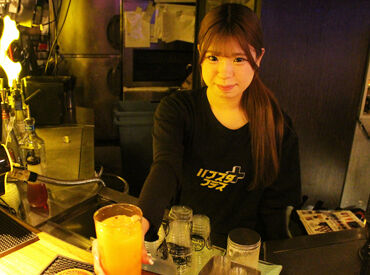 パブスタプラス銀座コリドー店 ドリンクの作り方やお酒の種類など、
イチから丁寧にお教えします！
ワイワイした空間&お酒が好きな人にはたまらない神バイト★