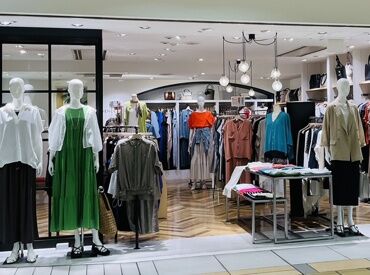 ＼オシャレ好きさん歓迎／
社割でお洋服が最大半額に！
髪型やネイル自由◎お店に合ったお洒落を楽しもう♪