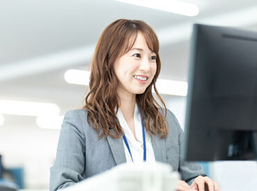 固定デスクなので、自分好みにアレンジ可能◎
2人部屋ですが、相方スタッフの会議や在宅で1人の時間もあってのびのび働けます！