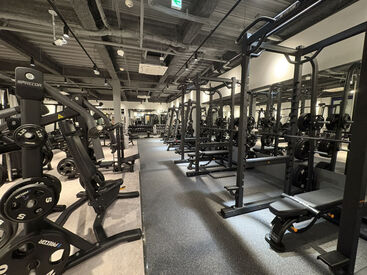 髪色や髪型、ネイルやピアスなどオシャレも自由♪
バイトのために暗く染めたりとする必要はありません◎
