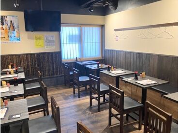 2024年改装のピカピカ店内！
木のぬくもりが感じられる、あったかい雰囲気のお店です♪
学生も多く、スタッフみ～んな仲良し◎