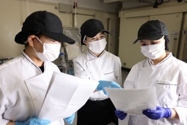 カフェ青山 菓子工場 生菓子・焼菓子の製造工場でお仕事始めませんか？
ケーキやタルト好きには
嬉しいお得な社割あり♪