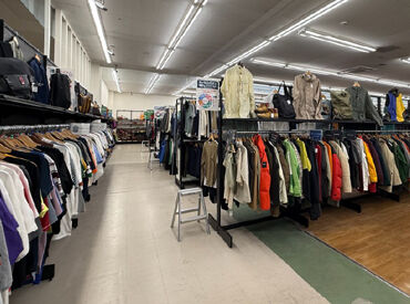 ブックオフプラス堅田店 学生や主婦、フリーターなど幅広い方が活躍中◎
楽しく働ける環境がそろってます★