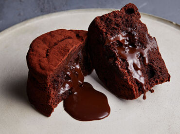 プレゼントや自分のご褒美に利用いただくピーター様も多数＊
お店全体を見渡せるくらいの広さなのでバタバタせずに働けます♪