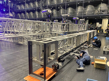 株式会社つむら工芸 摂津工場 いつも見ていたセットを、今度は作る側に♪
はじめはカンタンな塗装などから◎
少しずつできることを増やしていきましょう★