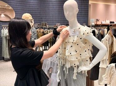 Enchante　Lou　Lou　豊川店 ＼アパレルデビュー大歓迎／
オシャレを楽しみながら働ける環境です♪
知識などは必要ナシ◎できることからお任せします！