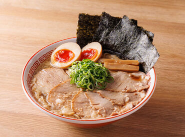 無料の絶品まかないあり！
当店自慢のラーメンもおトクに楽しめます♪
ラーメン好きの方にもオススメです◎