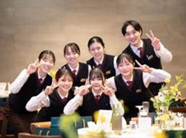 \ブライダルスタッフの制服貸与/
かっこいい制服でアルバイト!
身なりや所作など自然と身につくので将来にも役立ちますよ◎