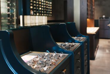 「どんなものをお探しですか？」
「こちら再入荷したばかりで…」
⇒お客様とのコミュニケーションが楽しいお仕事です♪