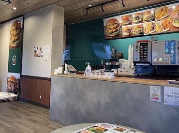 キレイな店内でお仕事★
美味しいまかない付き！
バイトデビューを応援◎
研修で丁寧にお教えしますので
未経験の方も安心です♪