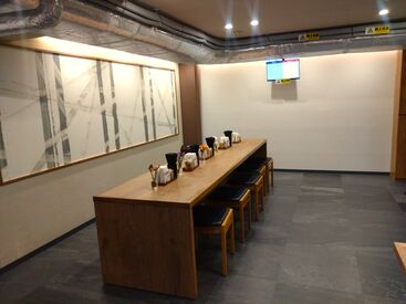 主婦さん、50代男性、授業前大学生など既存スタッフは幅広いので、どなたでも馴染めます◎